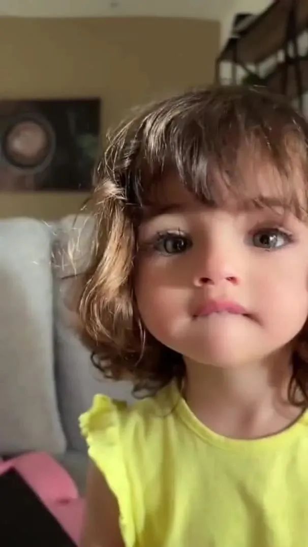 小女孩眼睛超大是什么体验？总是被别人当做是洋娃娃